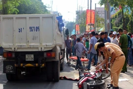 Va chạm xe máy, người phụ nữ đập đầu xuống đường 