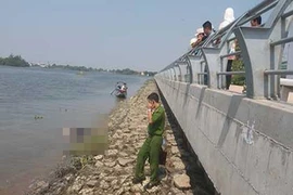 Thi thể một nam giới trôi trên sông Sài Gòn
