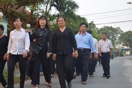 Bắt xe đò vượt 150 km đến viếng bác Khải