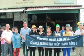 Hàng ngàn người dân đứng dọc QL22 tiễn bác Sáu Khải