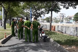 Công an quận 4 tìm người thân nam thanh niên trôi sông