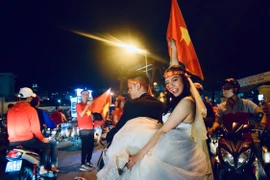 Cặp đôi rạng rỡ chụp ảnh cưới trong đêm bão
