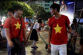 Những người trẻ lặng lẽ ở lại phố đi bộ Nguyễn Huệ dọn rác 