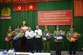 Khen thưởng vụ triệt băng giả làm công an Trung Quốc lừa đảo