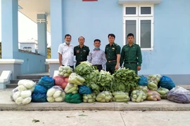 Người dân Tây Ninh gửi quà cho bộ đội biên phòng mùa COVID-19