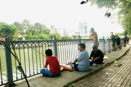 Vô tư tụ tập câu cá trên bờ kè Trường Sa mùa dịch 