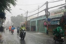 Mưa tầm tã buổi sáng sớm, dân TP.HCM đỡ ngột ngạt