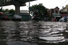 Đường hóa sông, người Sài Gòn bì bõm trong cơn mưa tầm tã
