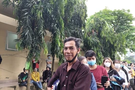 Viếng tang nghệ sĩ Chí Tài: 'Đừng hỏi nữa, tôi khóc giờ'