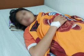 Em N. bị choáng phải đưa vào bệnh viện cấp cứu. Ảnh: HỒNG GIANG