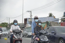 Thênh thang chạy xe máy về miền Tây ngày 30 Tết