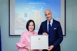 Bà Trang Lê nhận Huân chương công trạng Ý