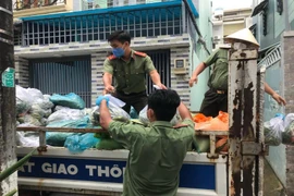 Công an TP.HCM đến tận hẻm sâu, khu trọ giúp dân trong mùa dịch 