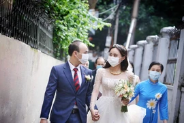 MC thời tiết Xuân Anh hạnh phúc khoe ảnh đón dâu mùa COVID