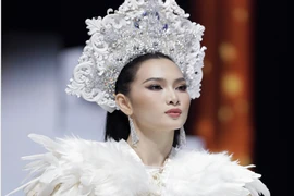 Dàn mỹ nhân Việt sải bước trong trang phục áo dài Minh Châu