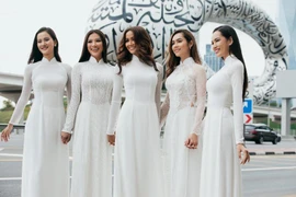 Dàn mỹ nhân Hoa hậu Hoàn vũ Việt Nam diện áo dài khoe sắc giữa trời Dubai