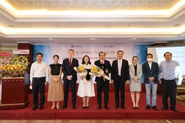 Nhiều phụ huynh 'bơi' để tìm sách song ngữ cho con ở TP.HCM