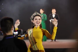 Hoa hậu Thuỳ Tiên bật khóc trước tình cảm của hàng ngàn khán giả tại SVĐ Phú Thọ