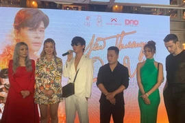 Nathan Lee họp báo ra mắt MV: ‘Hỏi về MV thôi nhá…’
