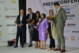 Độc đáo trang phục từ bã cà phê, vỏ hàu ở Tuần lễ thời trang tại TP.HCM