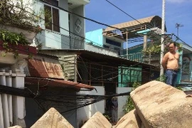 Khối bê tông chục tấn nghiêng đổ, đè nát 4 xe máy