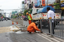 Xe tải 'đấu đầu' taxi sau khi húc văng 10 m dải phân cách