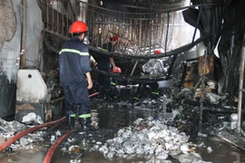 Cháy nhà xưởng, công nhân hốt hoảng tháo chạy