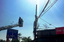 Giải cứu nam thanh niên leo cột điện la hét, dọa tự tử