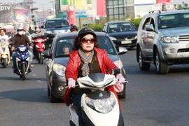 Trời se lạnh, người người súng sính áo khăn ra đường ngày mùng 1 Tết
