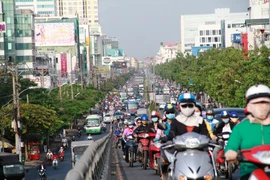 Phố Sài Gòn lại tất bật với xe cộ ngày làm việc đầu năm
