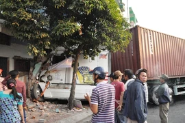 Xe container mất lái, tông người phụ nữ rồi húc sập nhà dân