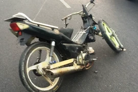Nam thanh niên lái 'xe mù' tông thẳng vào ô tô