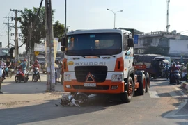 Container rẽ vào đường cấm, cán nát chân người phụ nữ