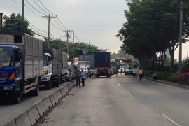 Đầu xe container biến dạng sau cú tông dải phân cách