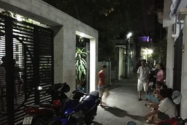 Cảnh sát khống chế nam thanh niên cầm dao uy hiếp vợ chồng cụ già