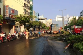 Xe container mất thắng tông gãy 3 trụ đèn