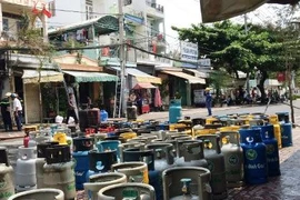 Thanh niên nghi ngáo đá lao vào cửa hàng gas, châm lửa tự sát