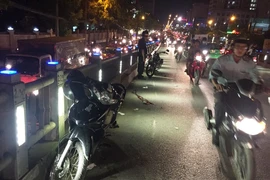 Cảnh sát cơ động TP.HCM đưa người gặp tai nạn đi cấp cứu