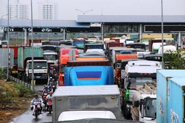 Container tông trụ đèn cầu Phú Mỹ, hàng ngàn phương tiện chôn chân