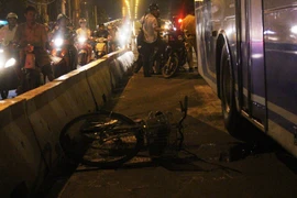 Nam thanh niên bị xe buýt cán trong làn đường ô tô