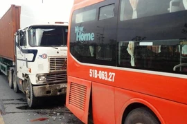 Trẻ em hoảng loạn trên xe giường nằm bị tông liên hoàn