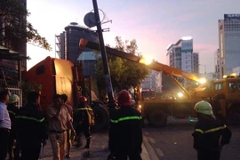 Nhiều người tháo chạy khi xe container lao vào nhà