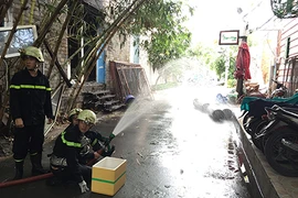 Cả khu phố náo loạn, bỏ chạy vì cháy bình gas