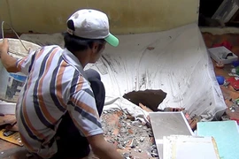 Hoảng hồn tháo chạy vì mảng bê tông từ 'trên trời rơi xuống'