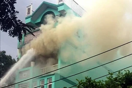 Người đàn ông nghi ngáo đá chém công an rồi đốt nhà cố thủ