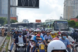 Xe bồn nổ lốp, đường Điện Biên Phủ kẹt cứng 