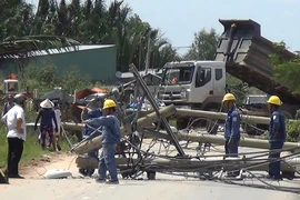 Xe ben kéo đổ 6 cột điện ở Nhà Bè
