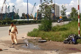 Nam thanh niên văng xa sau cú va chạm container