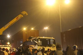 Mẹ khóc ngất khi chứng kiến con trai bị container cán
