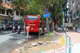 Xe chở khách nước ngoài gây tai nạn ở trung tâm Sài Gòn